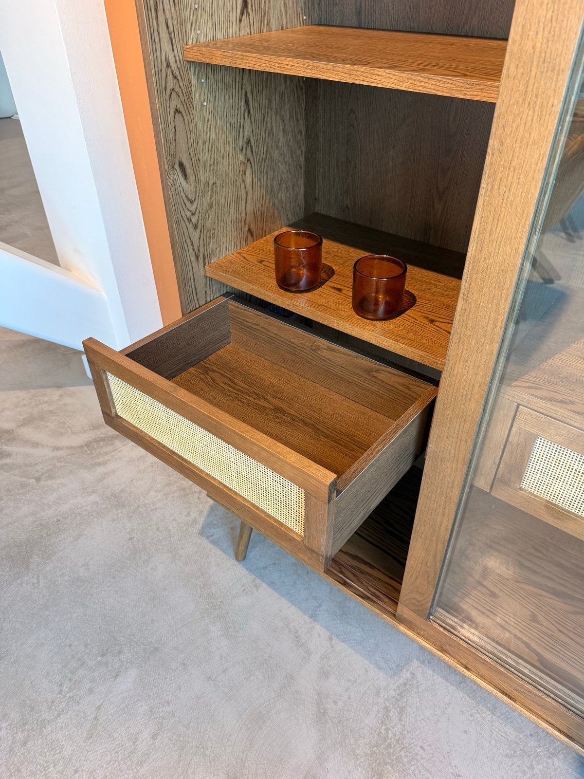 Unique - nieuwe kast met rotan details, Ophalen, Nieuw