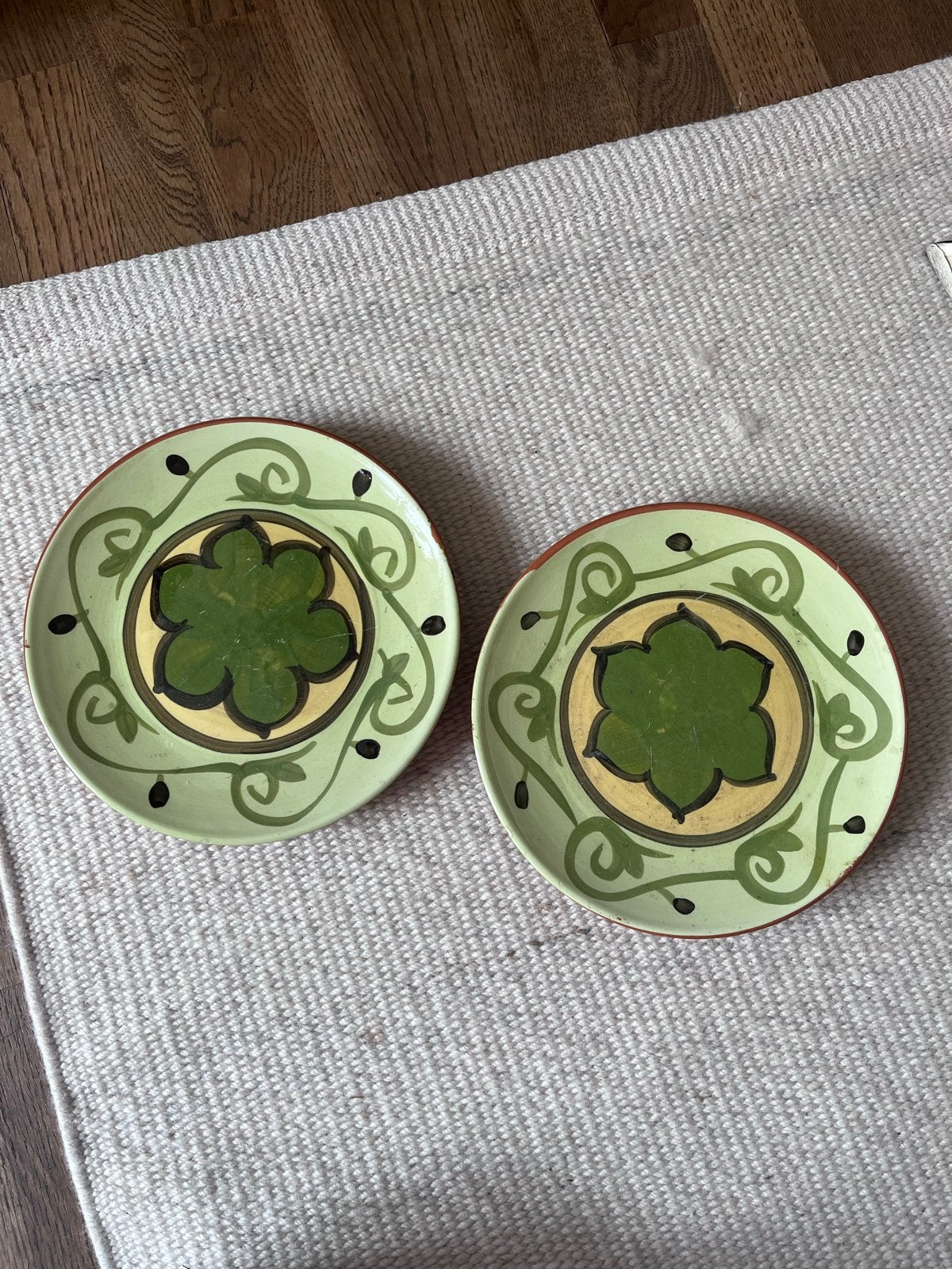 Set van 2 handgeschilderde decoratieve borden, Antiek en Kunst, Antiek | Servies los, Ophalen of Verzenden