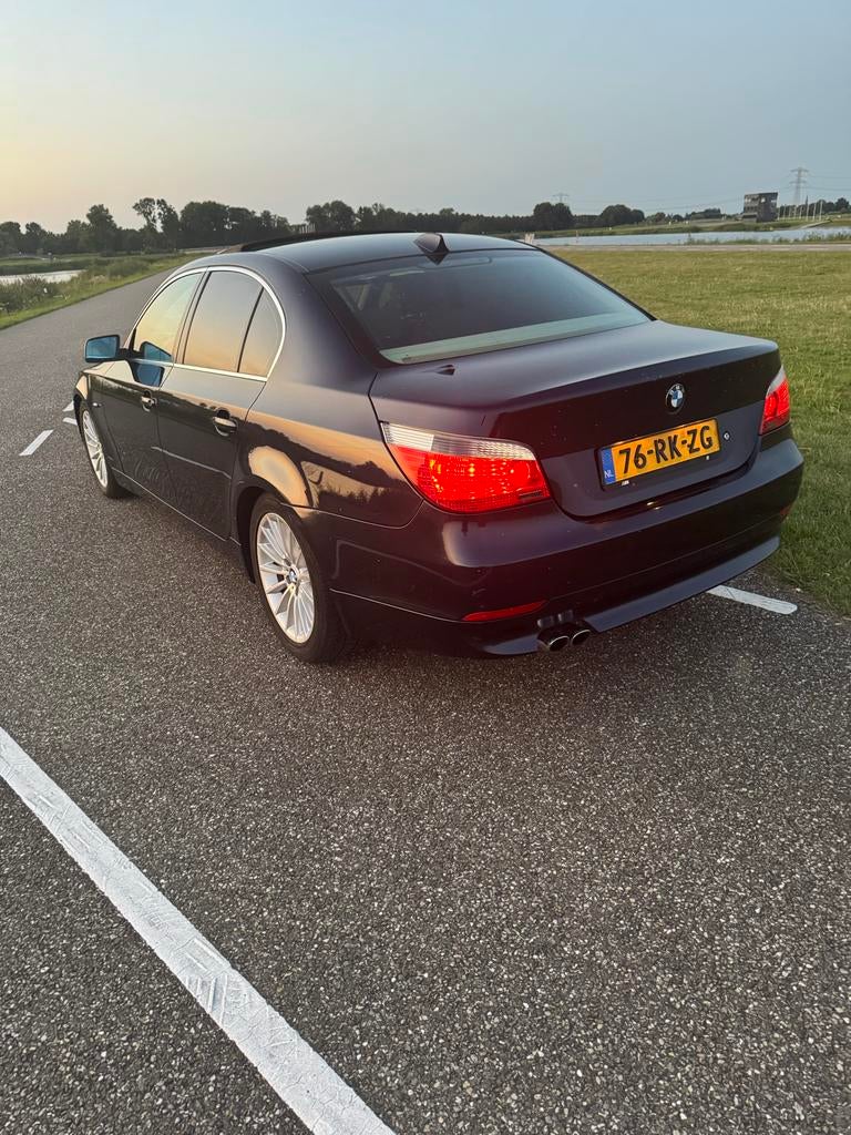 BMW 5-Serie 2.5 I 525 AUT 2005 Blauw, Auto's, BMW, Automaat, Parkeersensor, Beige, 2497 cc