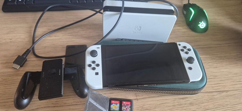 Nintendo Switch OLED + 4 games en accessoires, Ophalen of Verzenden, Zo goed als nieuw, Met 1 controller, Switch OLED