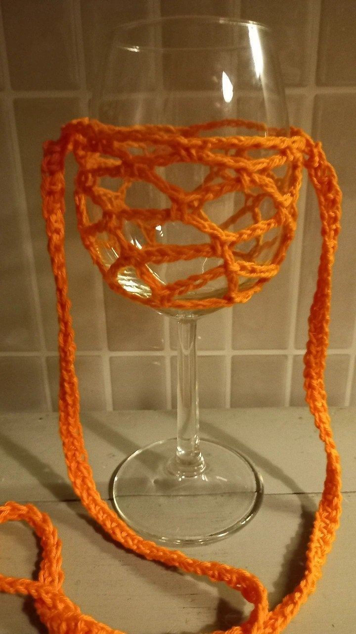 Handsfree oranje voetbal wijnglas houder hanger voor om nek, Ophalen of Verzenden, Nieuw, Versiering, Oranje of Koningsdag
