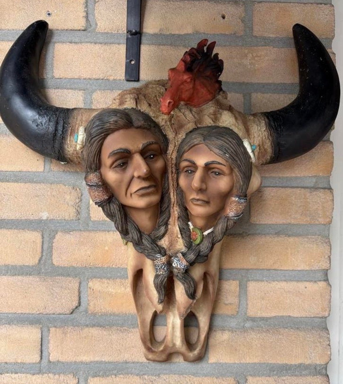 Wanddecoratie Skull met Indianen en paardje - 34cm hoog, Western, Wandsculptuur, Gebruikt, Meerkleurig