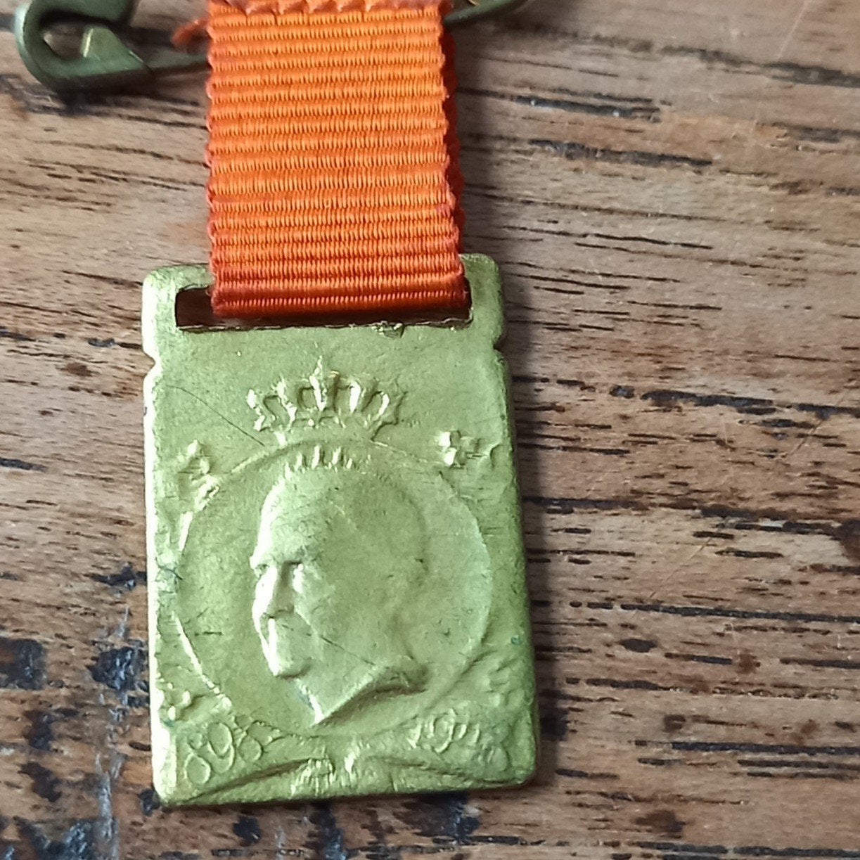 Origineel herdenkingsspeldje Koningin Wilhelmina 1898 - 1948, Ophalen of Verzenden, Gebruikt