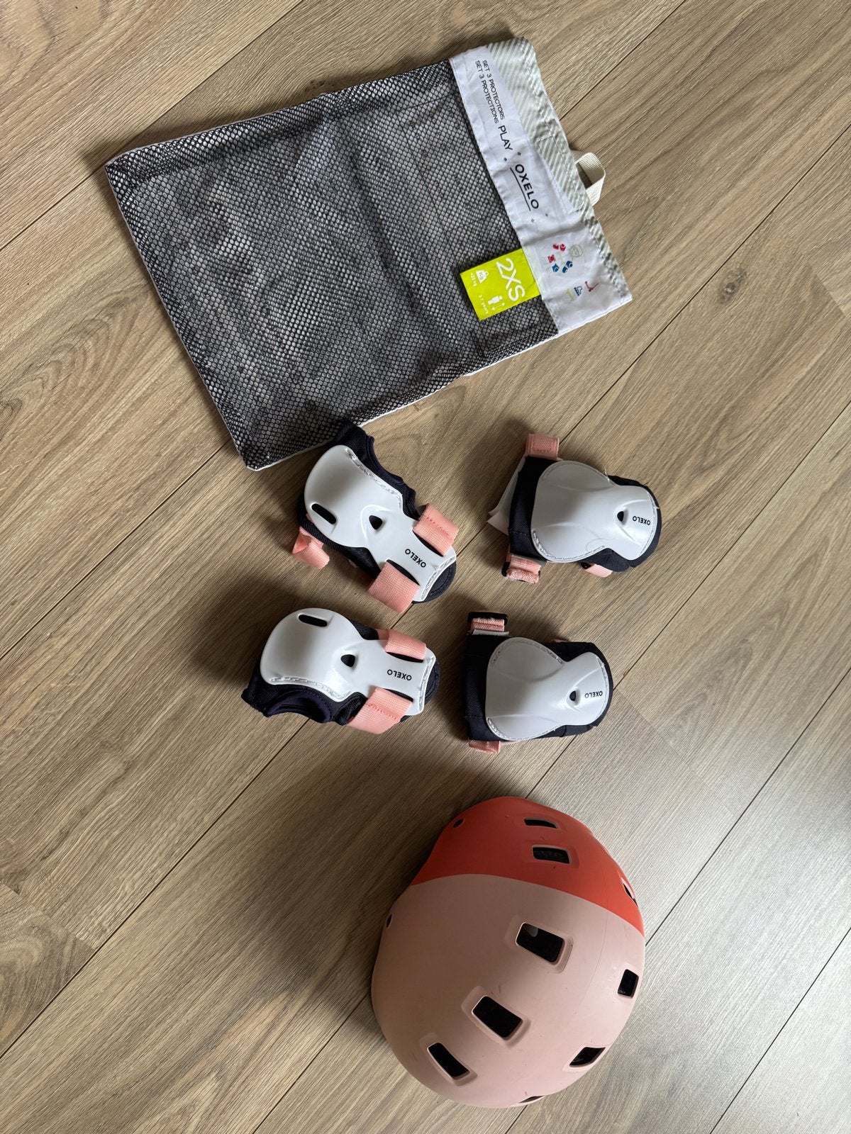 Btwin kinderhelm en OXELO kinderbeschermers (3-7 jaar, Ophalen, Zo goed als nieuw, XS, Jongen of Meisje