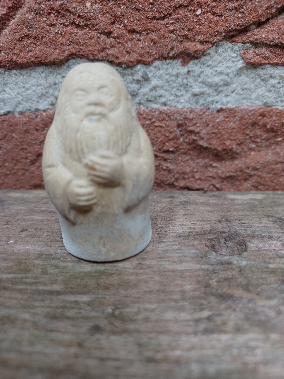 Miniatuur beeldje Abraham en uil op achterkant  5 cm hoog, Minder dan 20 cm, Ophalen of Verzenden, Handgemaakt, Steen of Keramiek