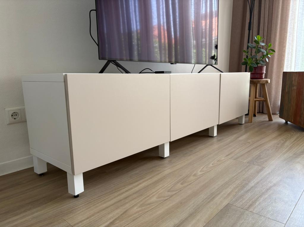 TV-meubel mat wit / mat crème, Ophalen, 150 tot 200 cm, Zo goed als nieuw, Minder dan 100 cm