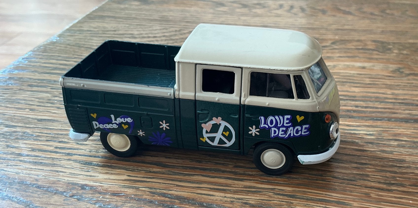 Welly  auto Volkswagen T1 Love Peace met dubbele cabine, Hobby en Vrije tijd, Modelauto's | Overige schalen, Ophalen of Verzenden