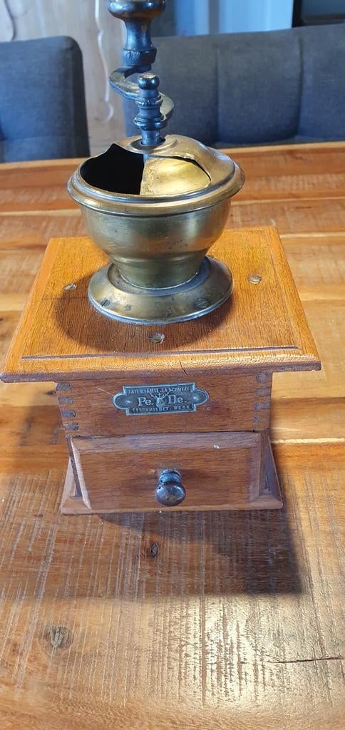 Antieke houten koffiemolen Pe De., Ophalen of Verzenden, Gebruikt
