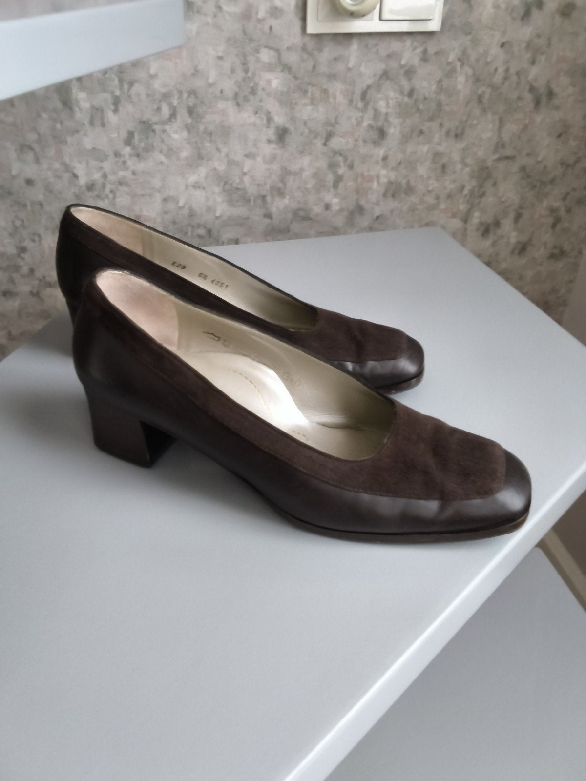 Bruine suède pump ( Alexandria)met lage hak - Maat 6 1/2, Schoenen met lage hakken, Bruin, Ophalen of Verzenden, Zo goed als nieuw