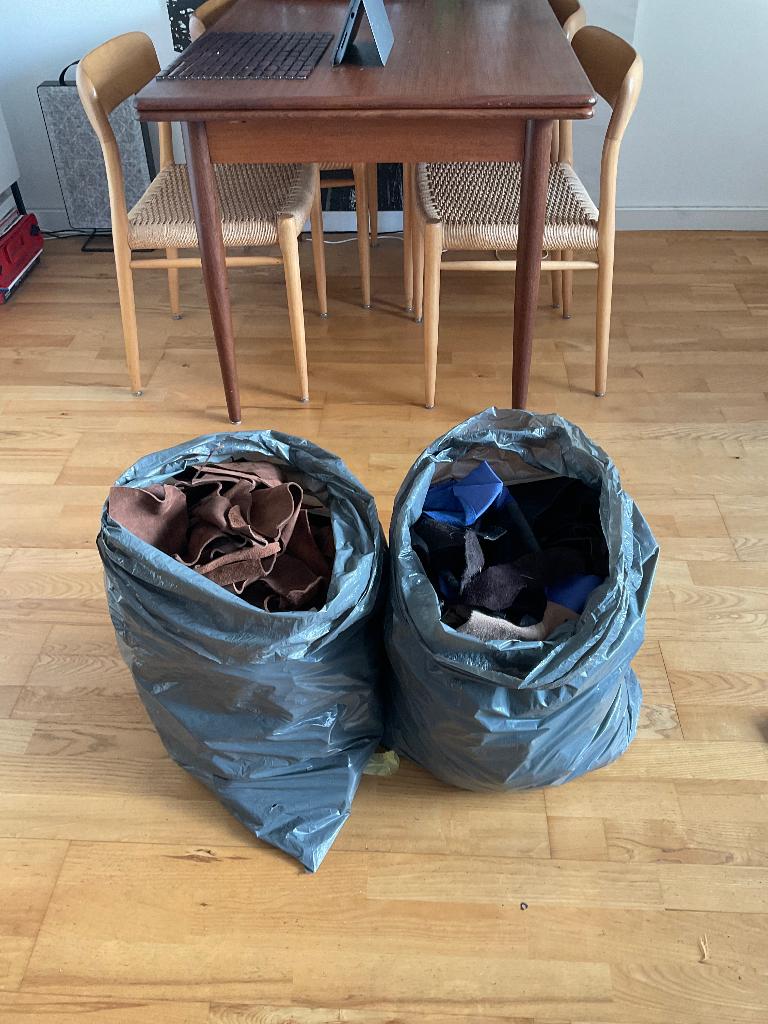 2 zakken leder restanten / leerrestjes samen 14kg, Hobby en Vrije tijd, Stoffen en Lappen, Ophalen, Overige kleuren, Leer of Kunstleer