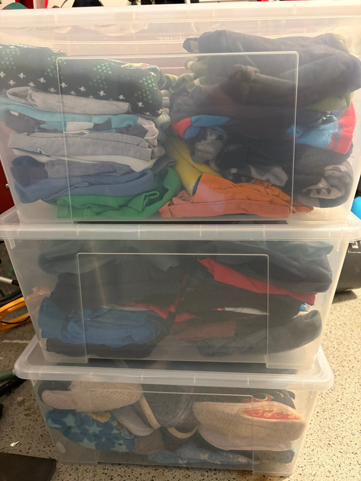2 bakken met truien 122 en 122/128, 1 bak schoenen 28-29-30, Ophalen, Zo goed als nieuw, Jongen, Trui of Vest