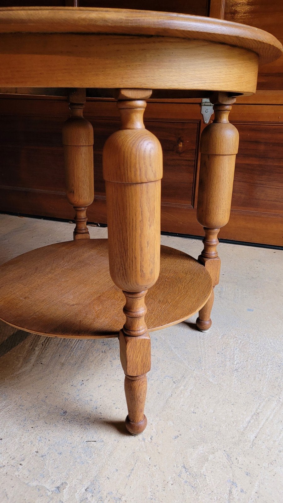 Ronde grenen houten salontafel met onderplank, Ophalen