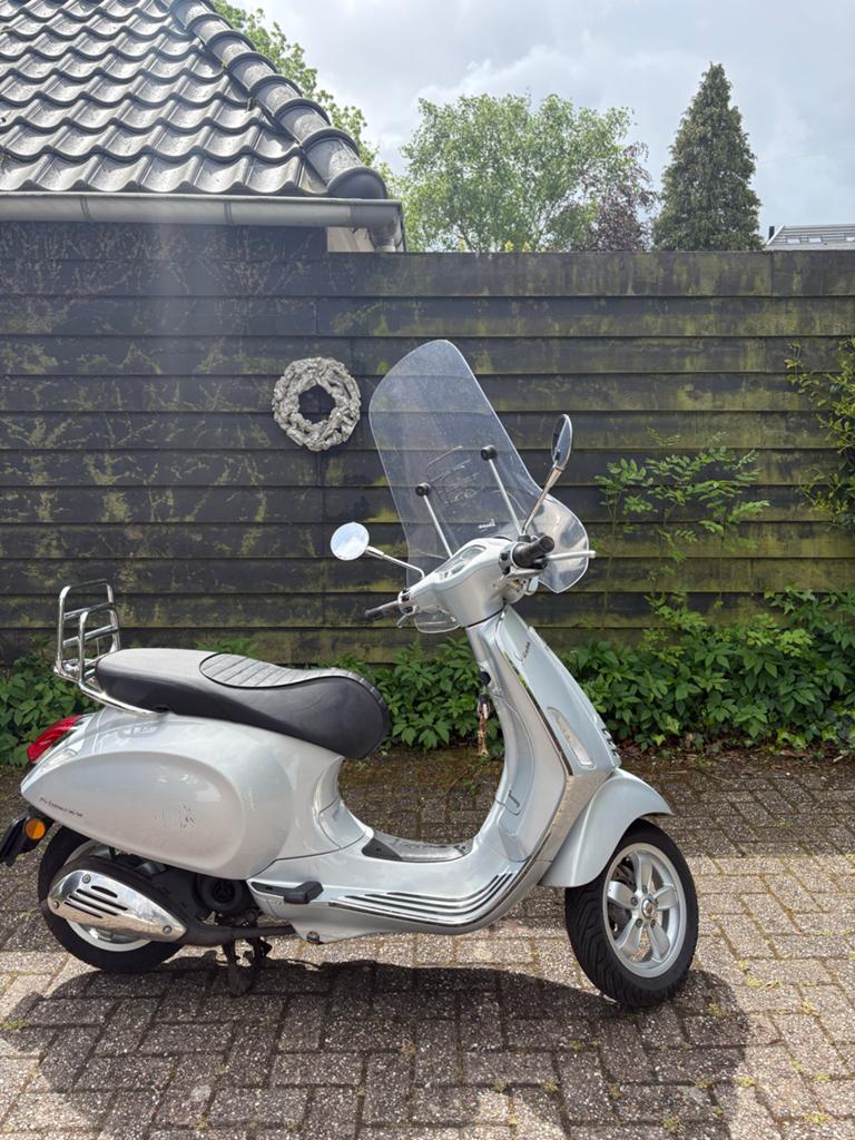 Vespa Primavera 50cc - Zilver - Inclusief slot, Ophalen of Verzenden, Gebruikt, Benzine, Vespa