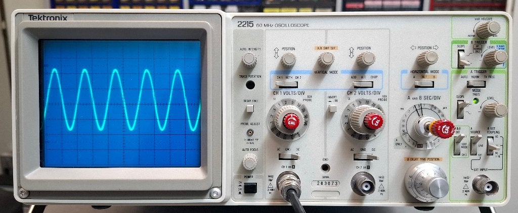 Tektronix 2215 Oscilloscoop - Defect voor onderdelen, Ophalen of Verzenden, Gebruikt, Overige meters