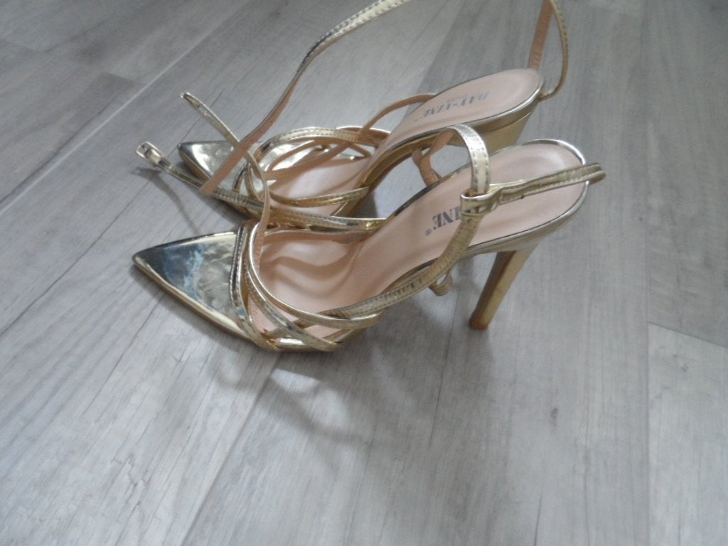 Gouden sandalen met hoge hakken, Kleding | Dames, Schoenen, Overige kleuren, DAY-VINE, Ophalen of Verzenden, Zo goed als nieuw