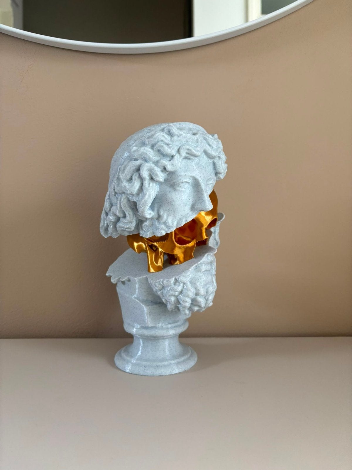 Moderne Buste met Gouden Accent - Uniek Kunstwerk, Verzenden, Buste, Kunststof, Handgemaakt
