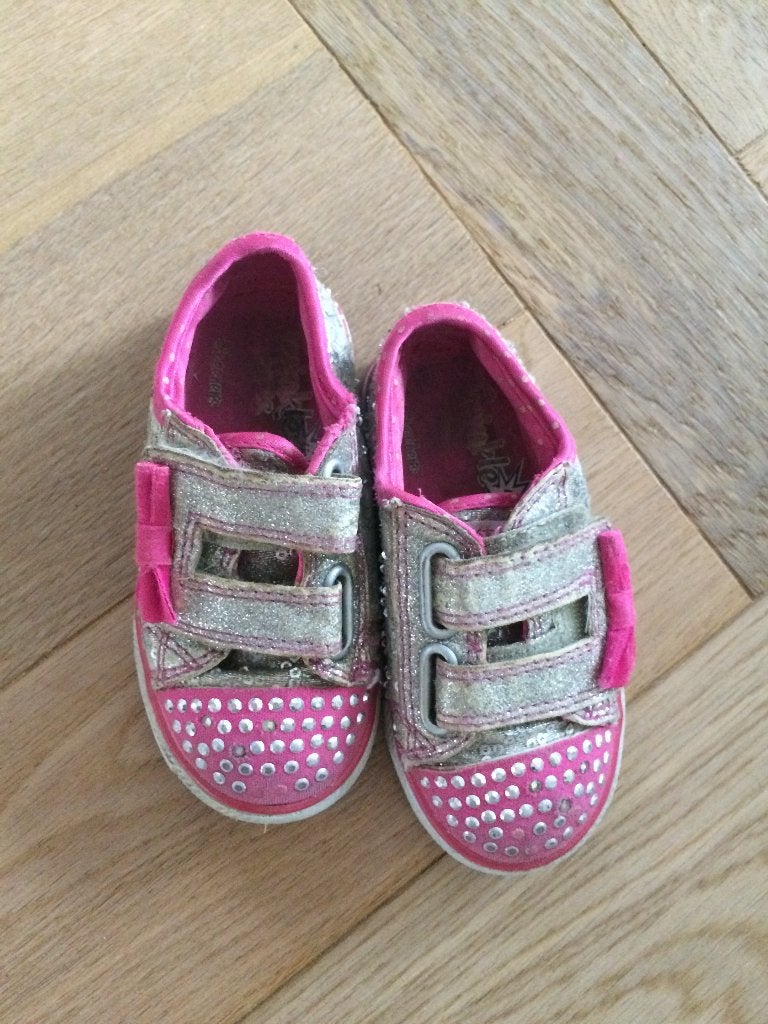 Leuke roze/zilveren skechers met lichtjes 22,5, Gebruikt, Meisje, Schoenen, Skechers