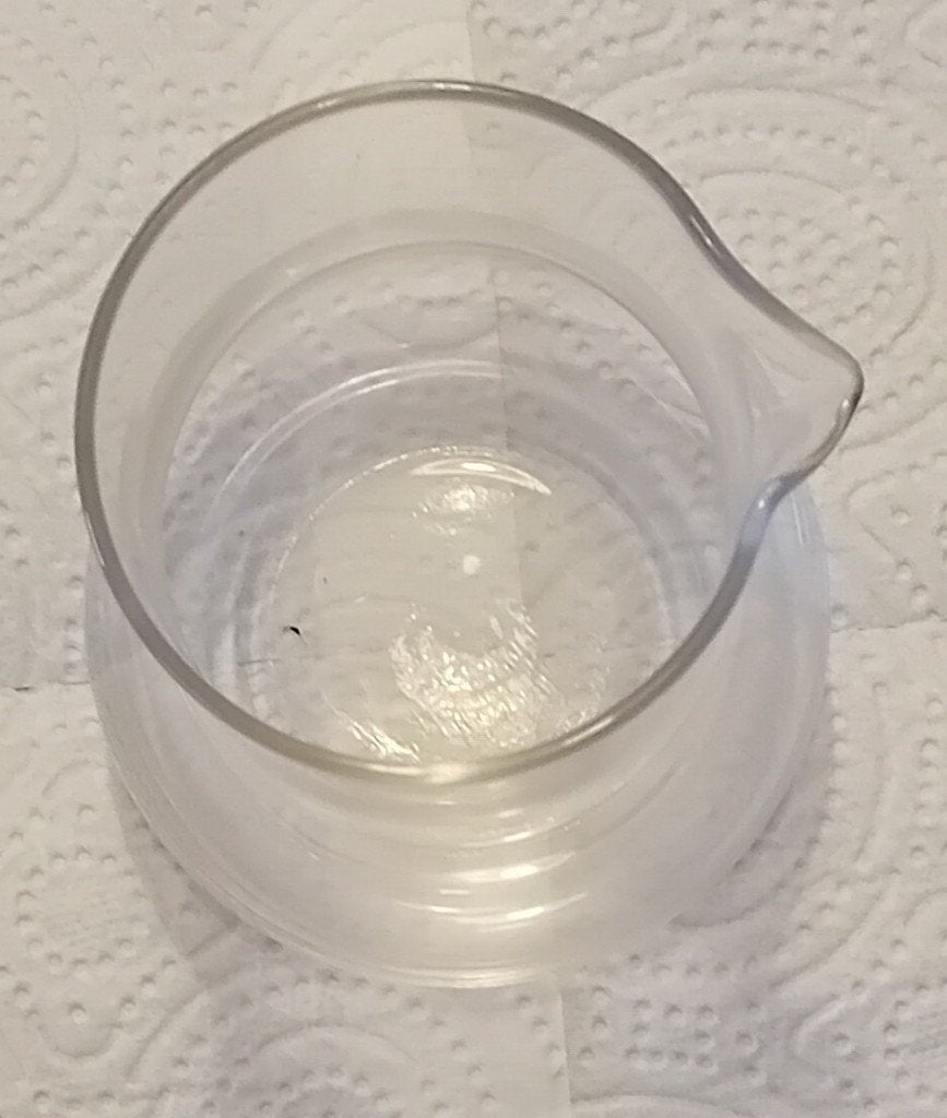 Te Koop: Een (glazen) wijn kannetje, een zogenaamd pichet. , Ophalen of Verzenden, Gebruikt, Overige typen