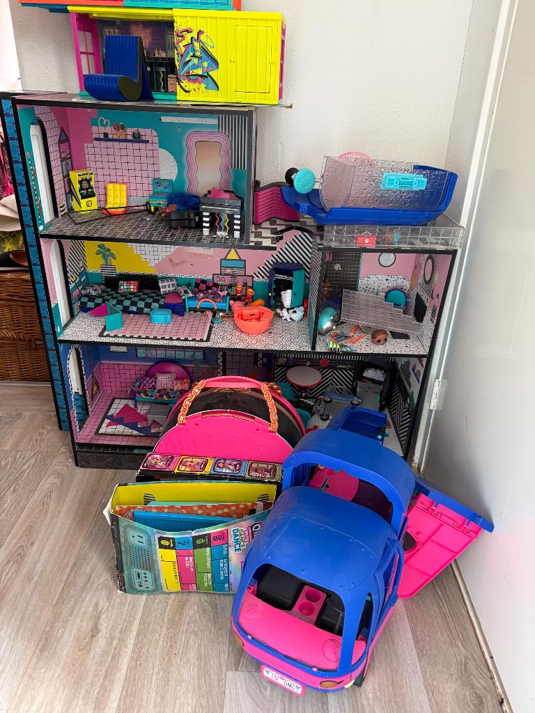 Lol Surprice huis met camper en heel veel extra,s, Ophalen, Zo goed als nieuw, Poppenhuis