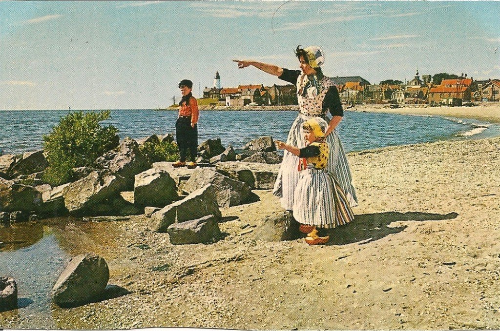 Oude ansichtkaart Urk: Moeder met kinderen aan het strand, Ophalen of Verzenden, 1960 tot 1980, Ongelopen, Flevoland