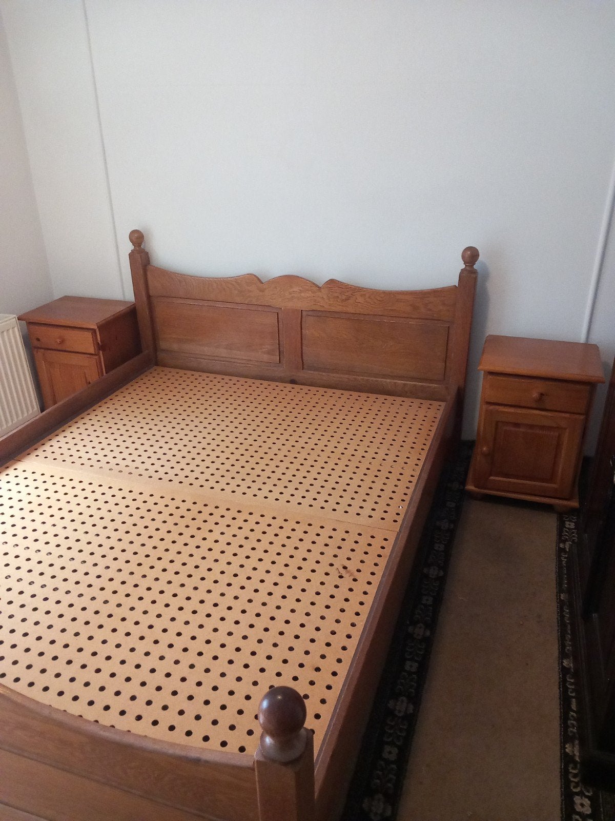 Een stevige houten bed tweepersoons met nachtkastjes, Ophalen