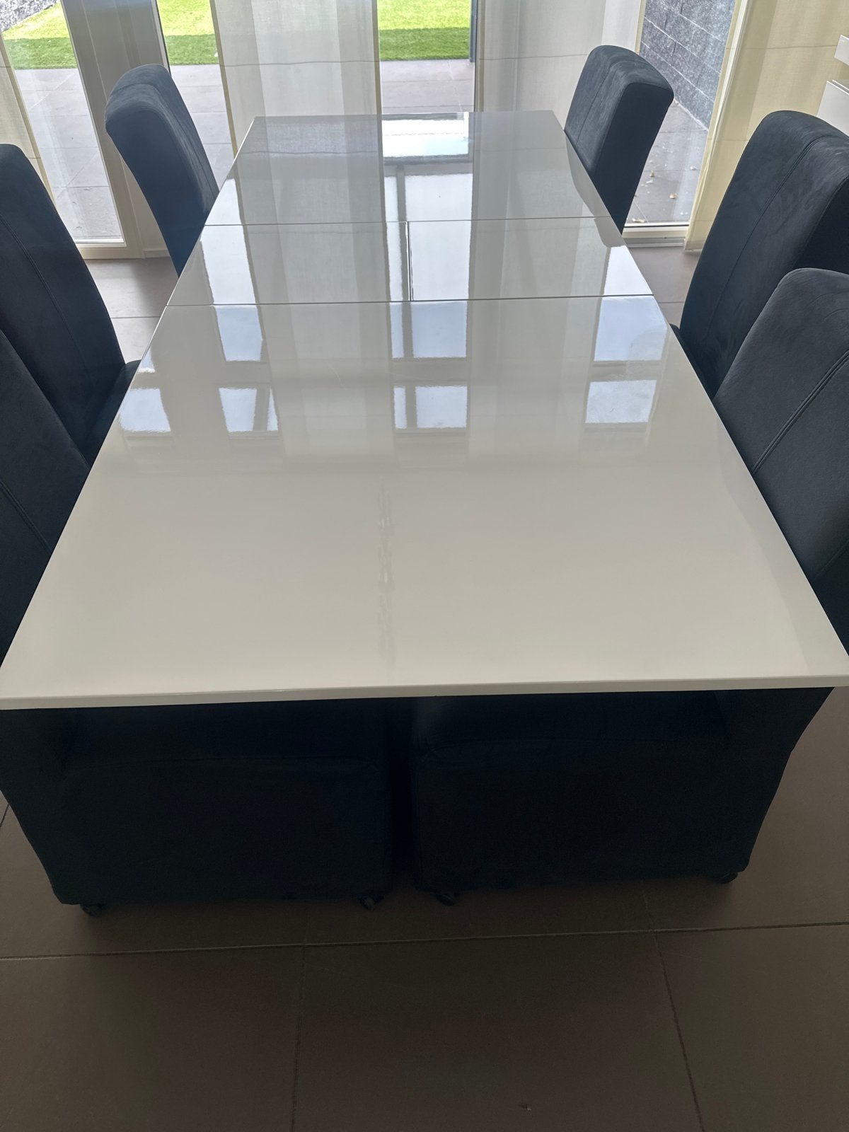 Moderne uitschuifbare eettafel met hoogglans blad, Huis en Inrichting, Tafels | Eettafels, Ophalen, Overige materialen, 50 tot 100 cm