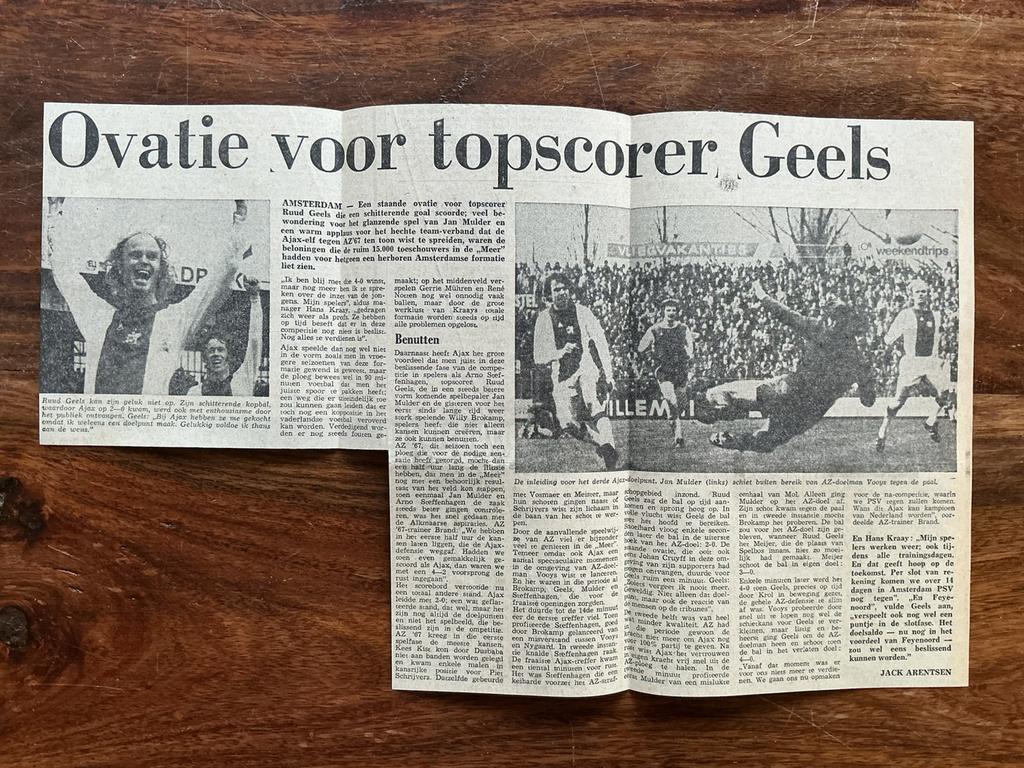 Voetbal krantenartikel Ajax AZ ‘67 april 1975 ovatie Geels, Verzamelen, Ophalen of Verzenden, Knipsel(s)