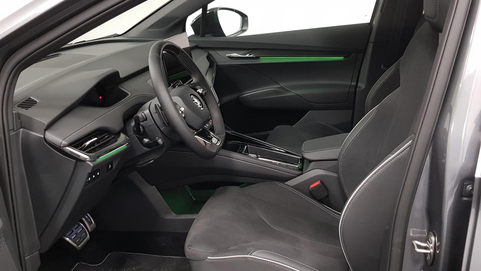 Skoda Enyaq iV 80 Sportline DEMO ! Navigatie Climate pack As, Auto's, Automaat, Achterwielaandrijving, Gebruikt, Zwart