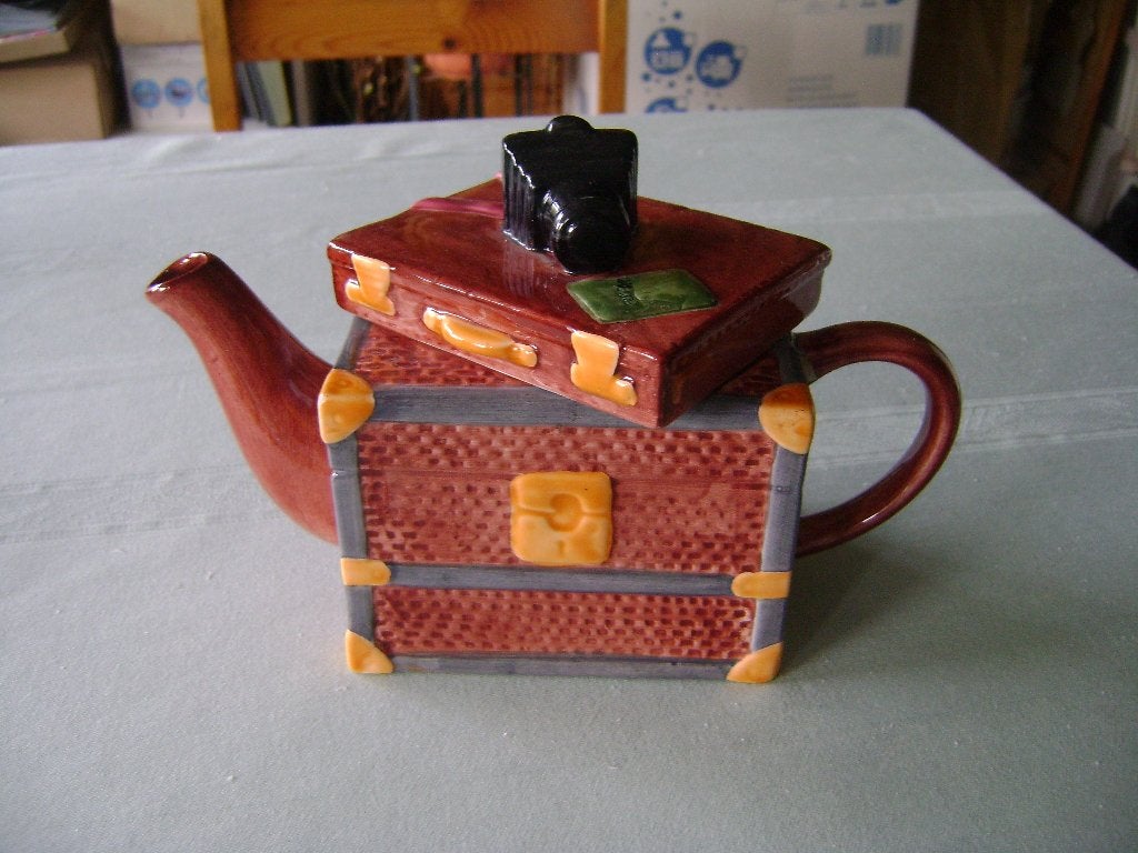 Grappige theepot in de vorm van een koffer., Overige merken, Nieuw, Ophalen of Verzenden, Aardewerk