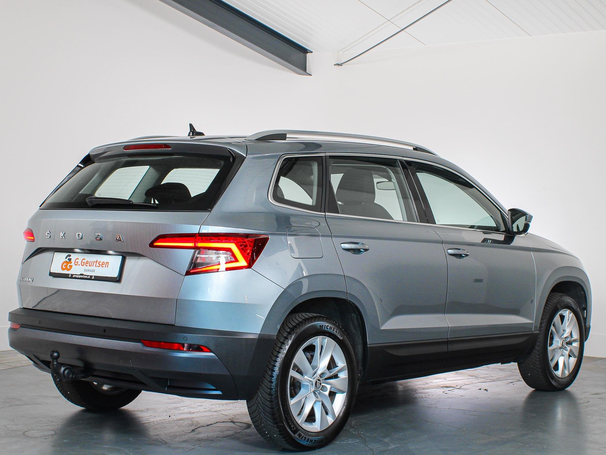 Skoda Karoq 1.5 TSI ACT Business Edition Plus Trekhaak, ACC,, Auto's, Dealer onderhouden, Stof, 4 cilinders, SUV of Terreinwagen