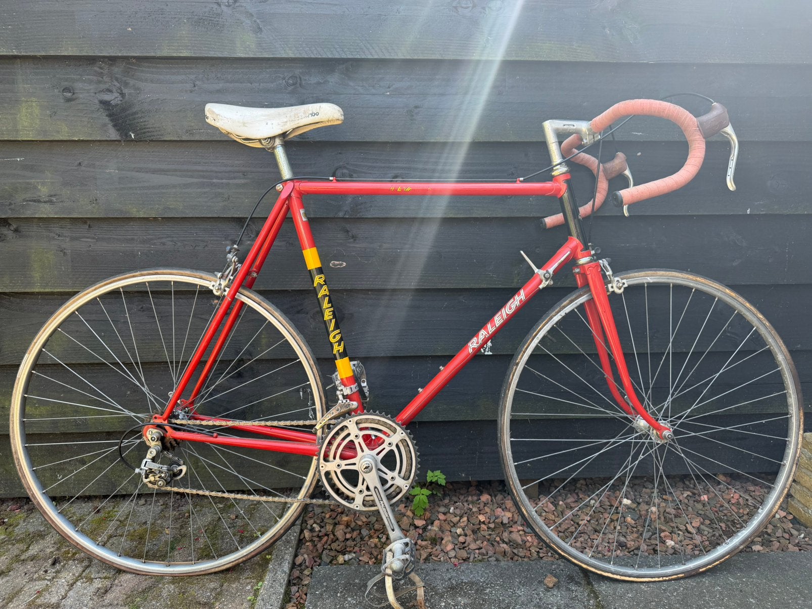 Rode vintage Raleigh racefiets, Fietsen en Brommers, Fietsen | Oldtimers, 59 cm of meer, Ophalen, Velgrem
