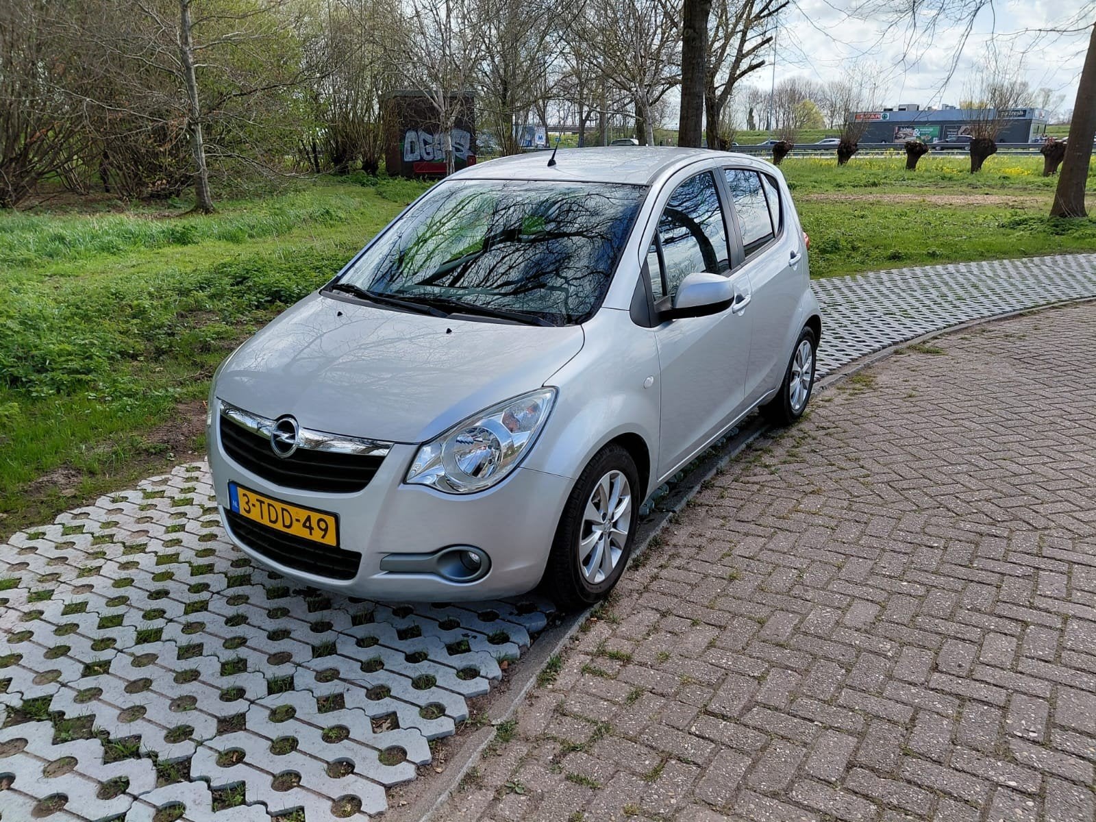 Opel Agila 1.2 16V AUT 2014 Grijs, Auto's, Stof, 40 €/maand, 4 cilinders, Origineel Nederlands
