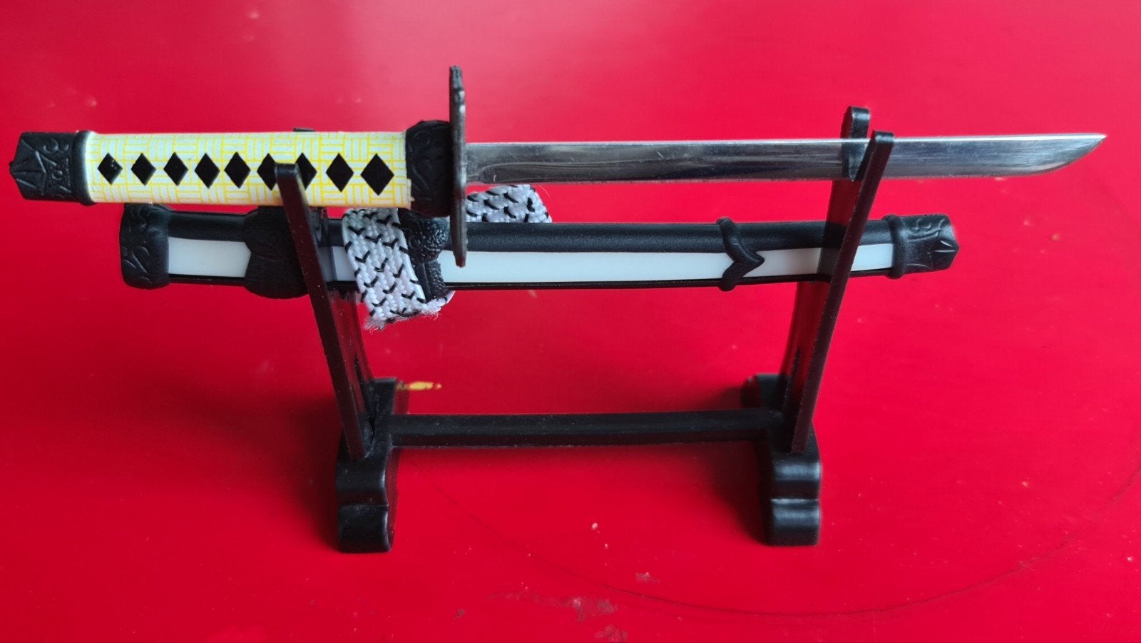 Mini Katana briefopener Zwaard met Standaard - RVS, Verzamelen, Overige Verzamelen, Ophalen of Verzenden, Gebruikt