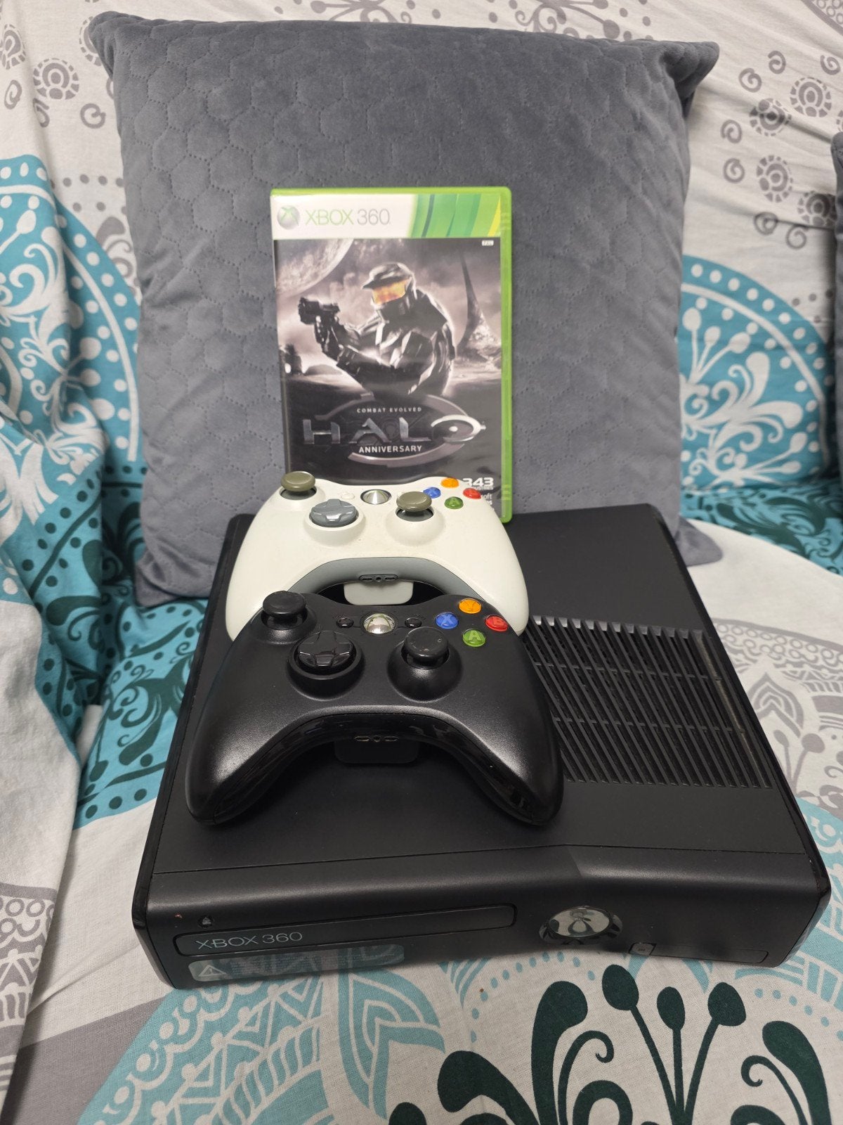 Xbox 360 met controllers en Halo: Combat Evolved Anniversary, Ophalen, 360 Elite of Super Elite, Met 2 controllers, 250 GB