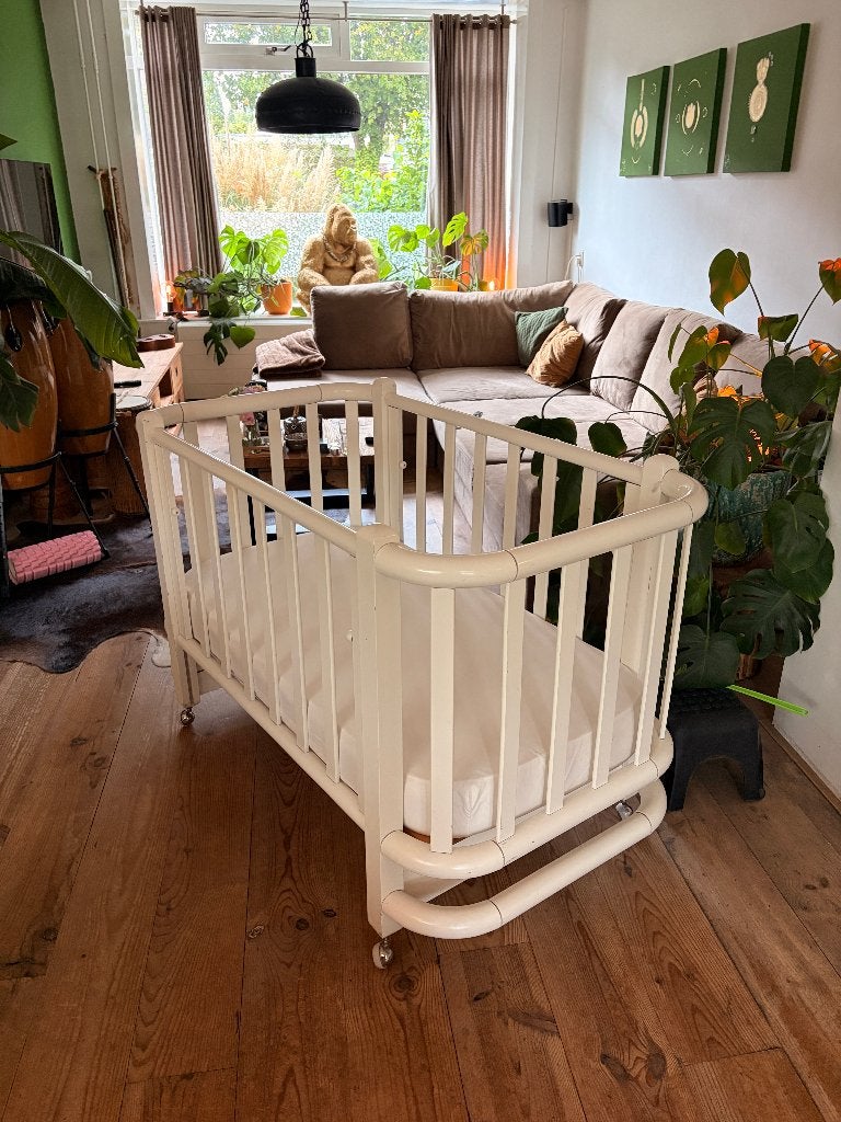 Retro Houten Babybedje Jaren '70/'80 met Matras, Ophalen, Gebruikt, Ledikant