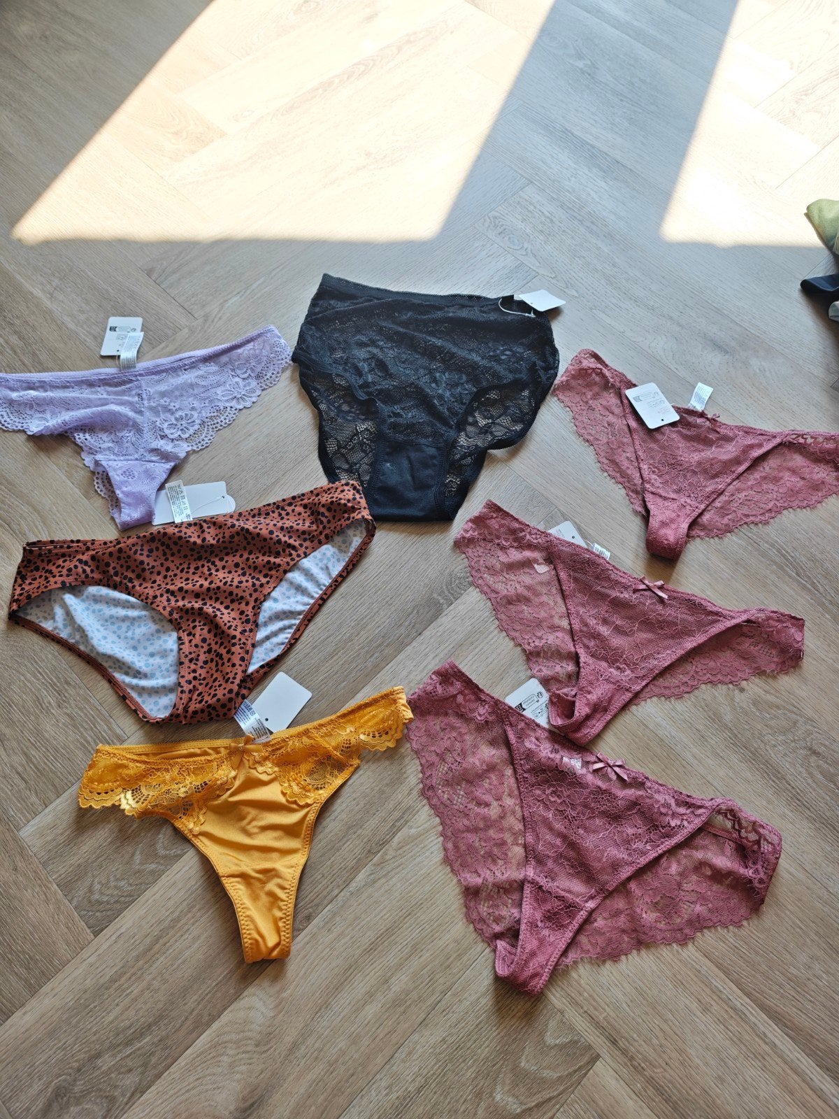 Nieuwe slipjes met prijskaartjes maat M en L, Kleding | Dames, Ondergoed en Lingerie, Ophalen of Verzenden, Meerkleurig, Slip