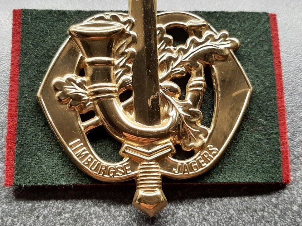 Limburgse Jagers  - baretembleem met NATO sluiting  KL, Ophalen of Verzenden, Landmacht, Nederland, Embleem of Badge