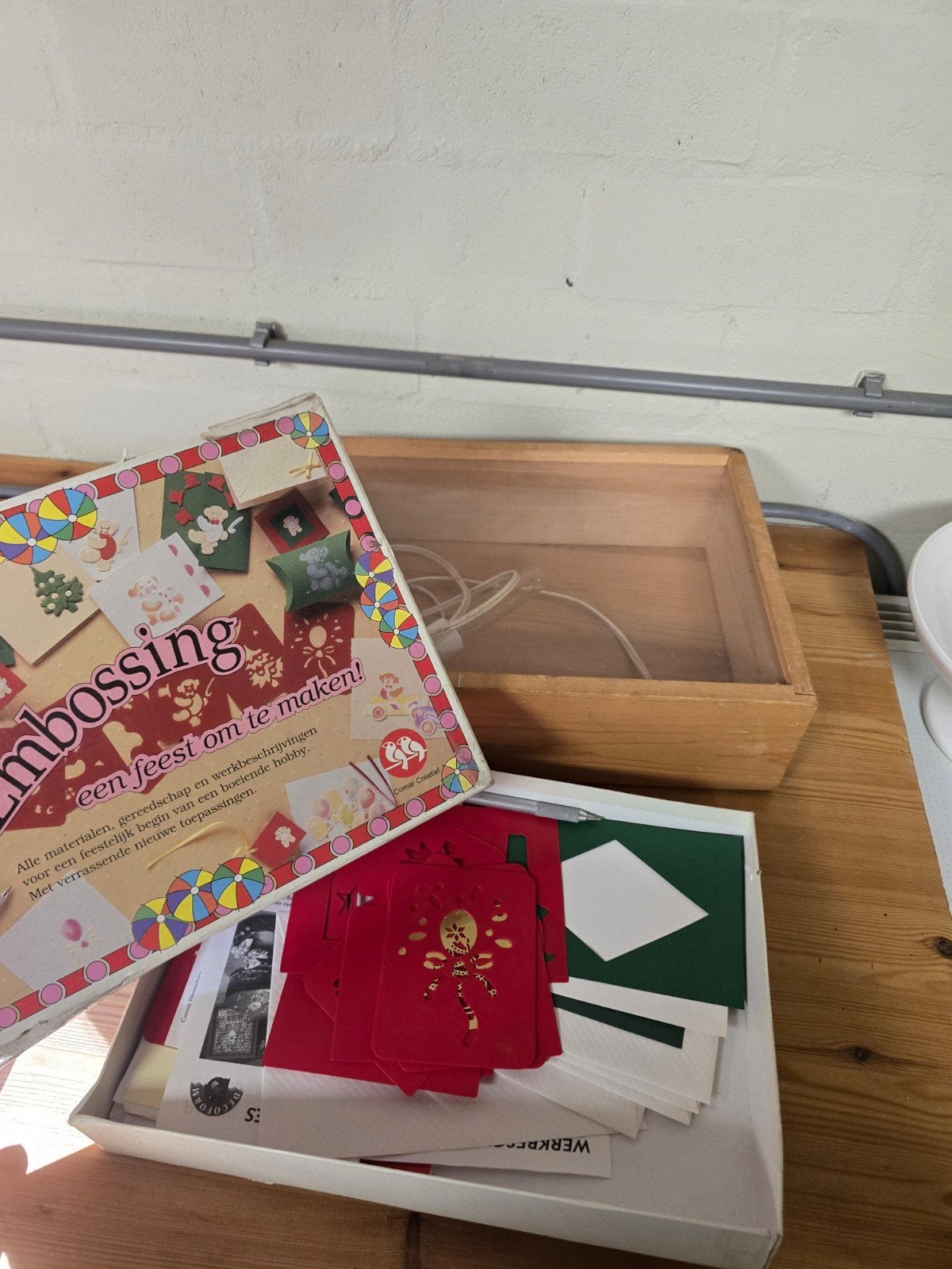 Embossing set met lamp, pen en sjablonen - Knutselset, Overige thema's, Meerkleurig, Ophalen of Verzenden, Kunststof