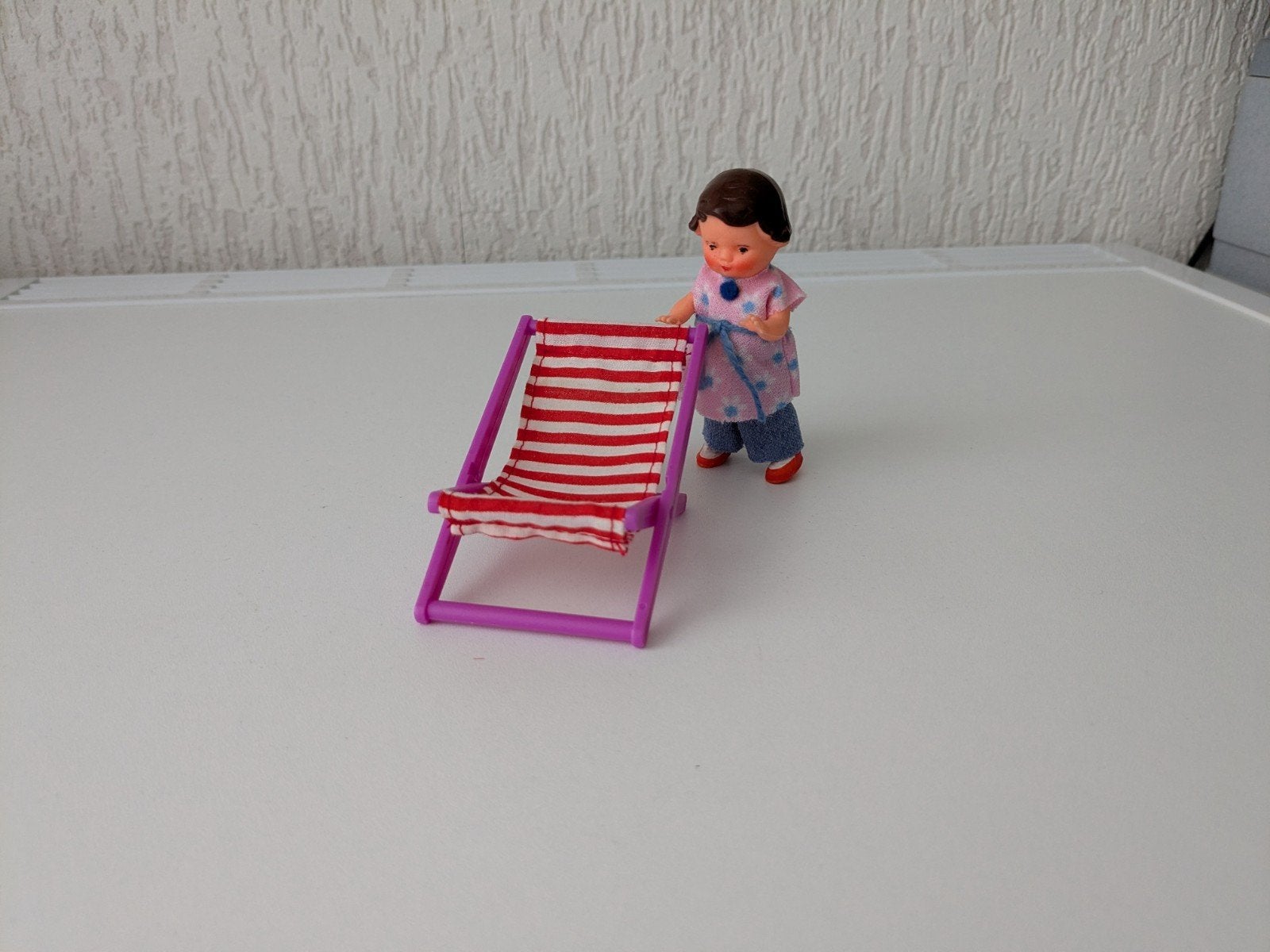Poppenhuis ligstoel met Ari popje, Ophalen of Verzenden, Zo goed als nieuw, Poppenhuis