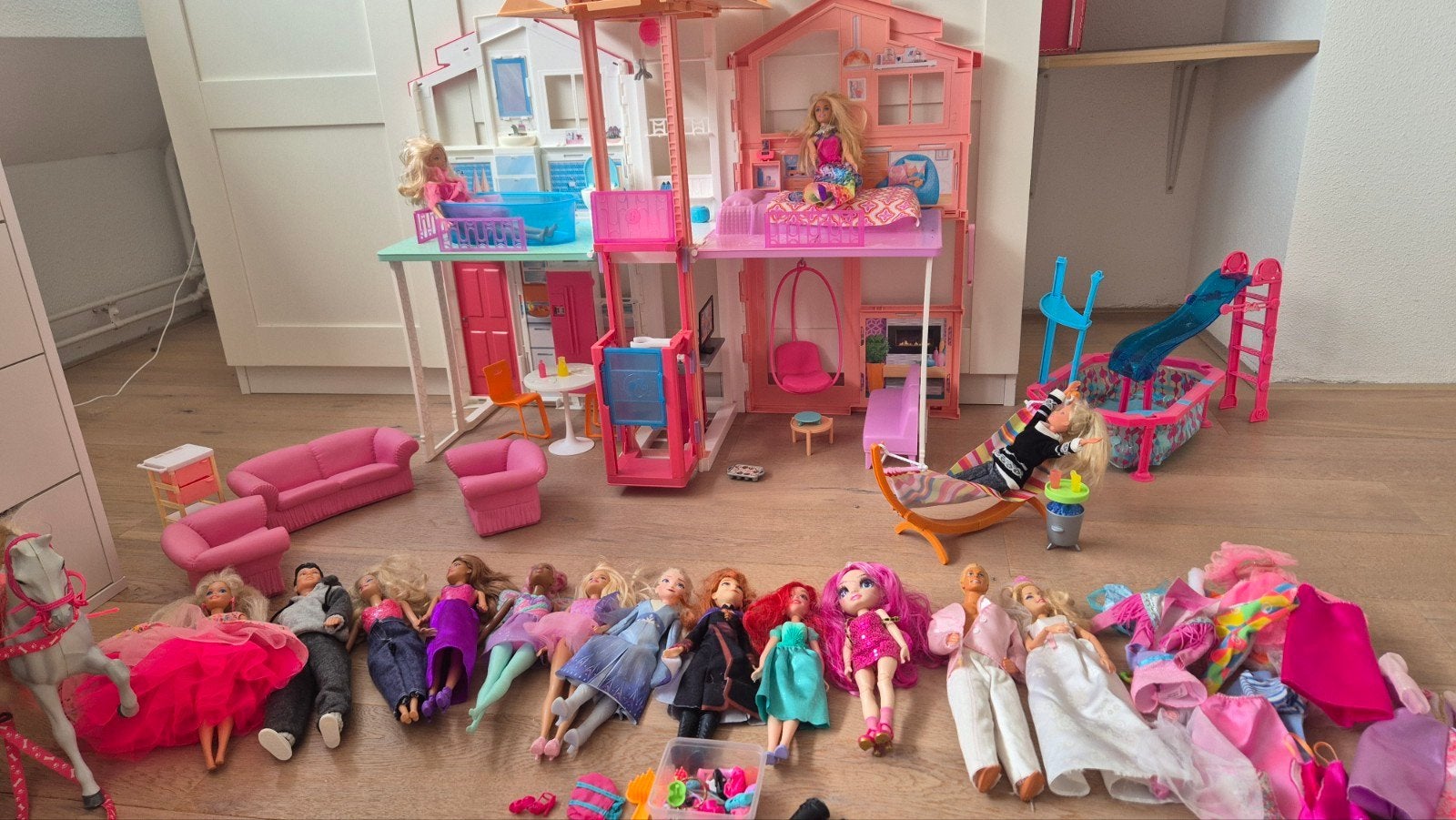 Grote Barbie Droomhuis met 10+ Barbiepoppen en accessoires, Ophalen, Gebruikt, Barbie