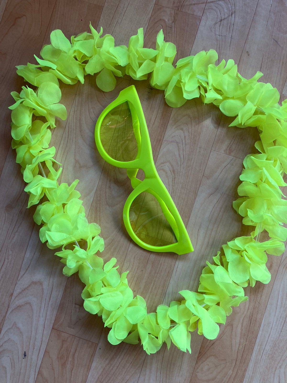 Z.g.a.n/neongeel grote plastic bril & Hawaï ketting, Ophalen of Verzenden, Zo goed als nieuw, Overige typen, Carnaval