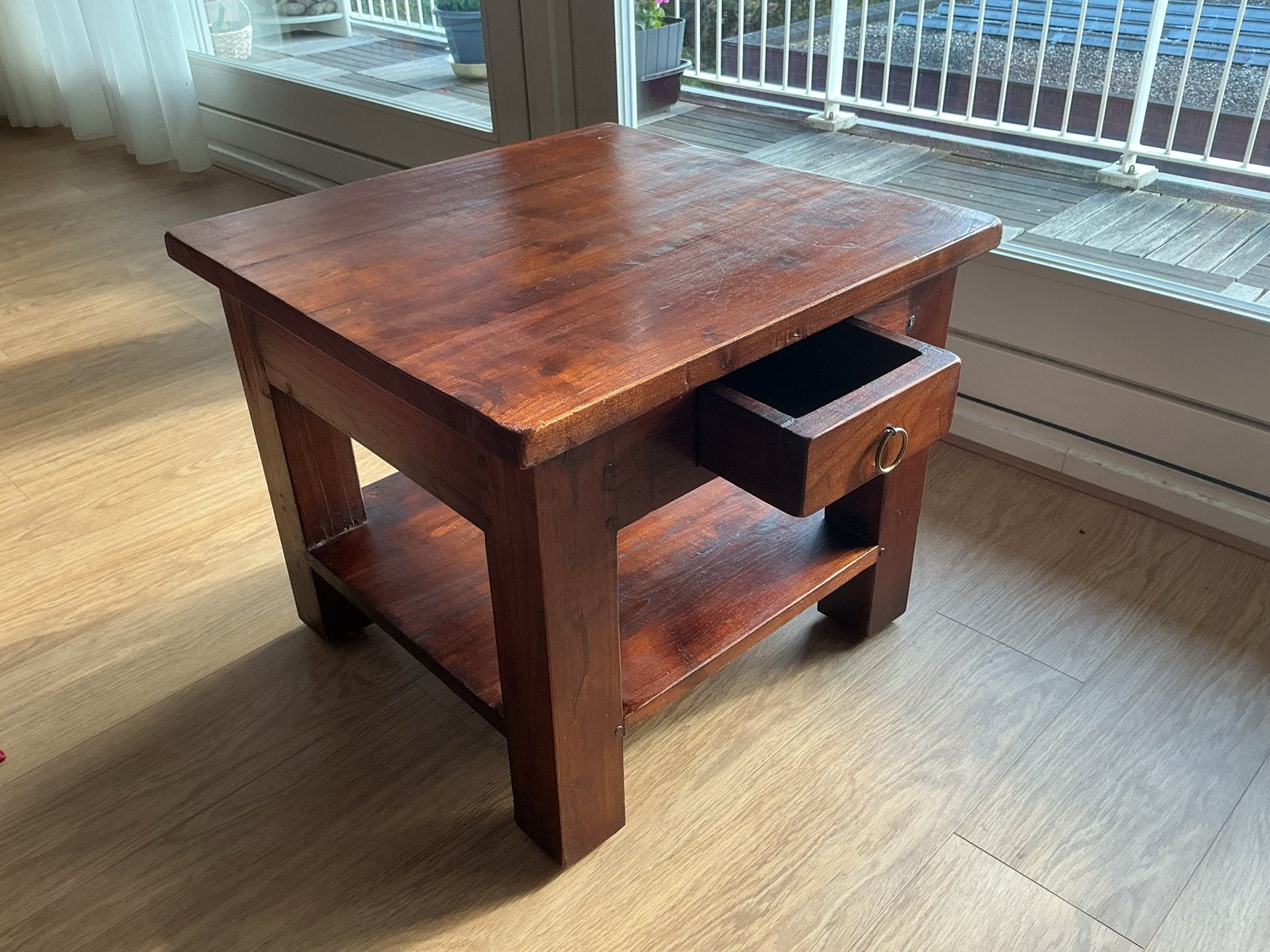 Koloniale salon/bijzettafel,massief hout met lade en plank, Koloniaal, Vierkant, 55 tot 75 cm, Zo goed als nieuw