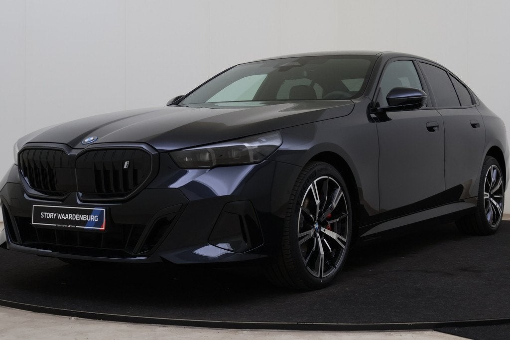 BMW i5 eDrive40 M Sport / Trekhaak / Achteruitrijcamera / Bo, Auto's, BMW, Automaat, 2095 kg, Achterwielaandrijving, Zwart
