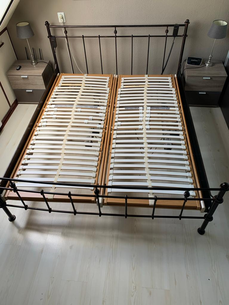 Mooi metalen tweepersoonsbed met verstelbare.   lattenbodems, Ophalen, Bruin, Tweepersoons, 200 cm