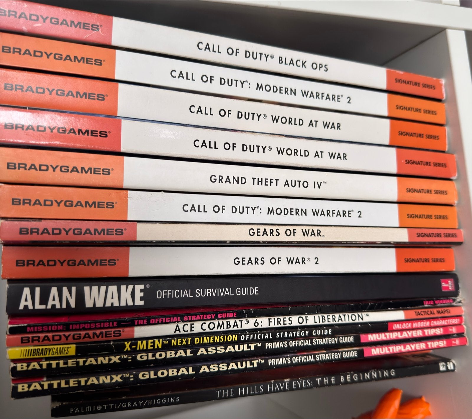 16 Bradygames Game Guides (Call of Duty, GTA, Alan Wake), Ophalen, Gelezen