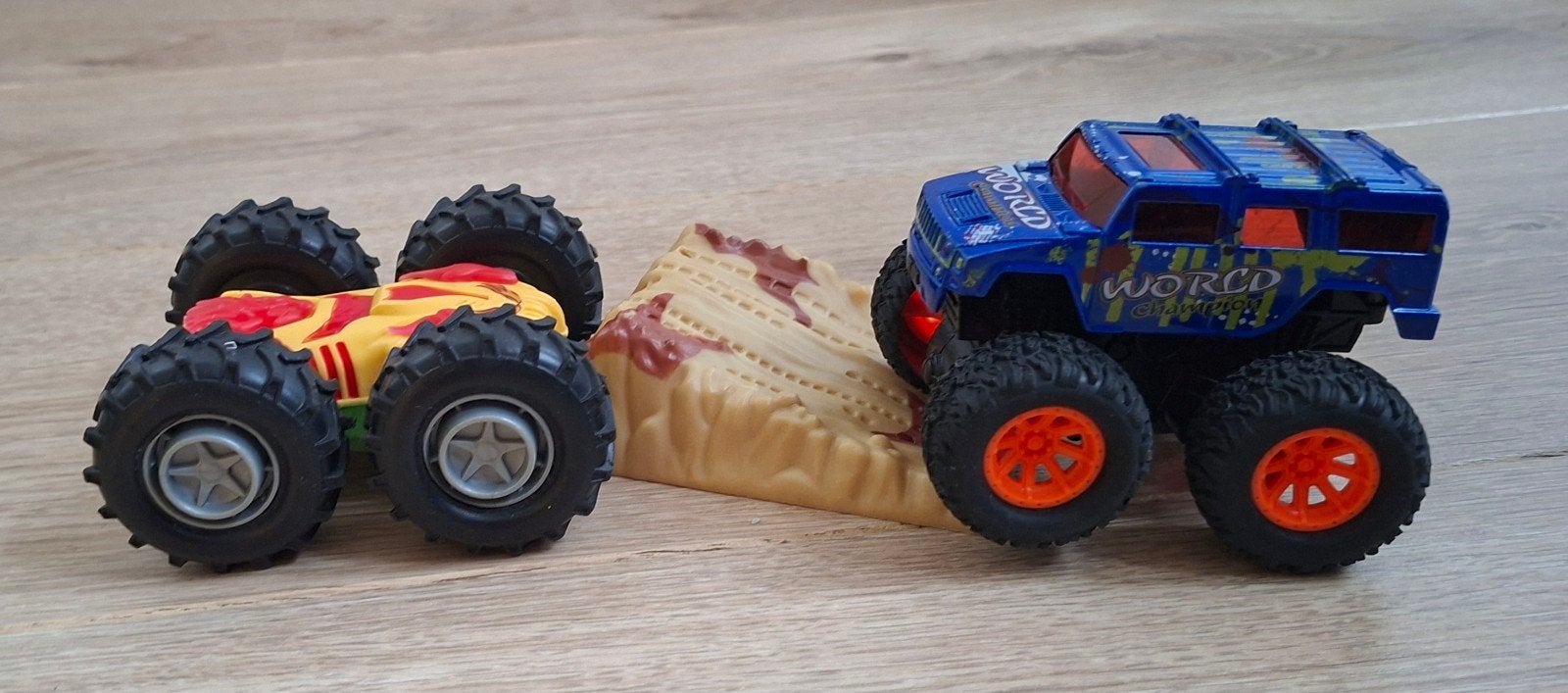 Set van 2 Monster Trucks met Ramp, Ophalen of Verzenden, Gebruikt