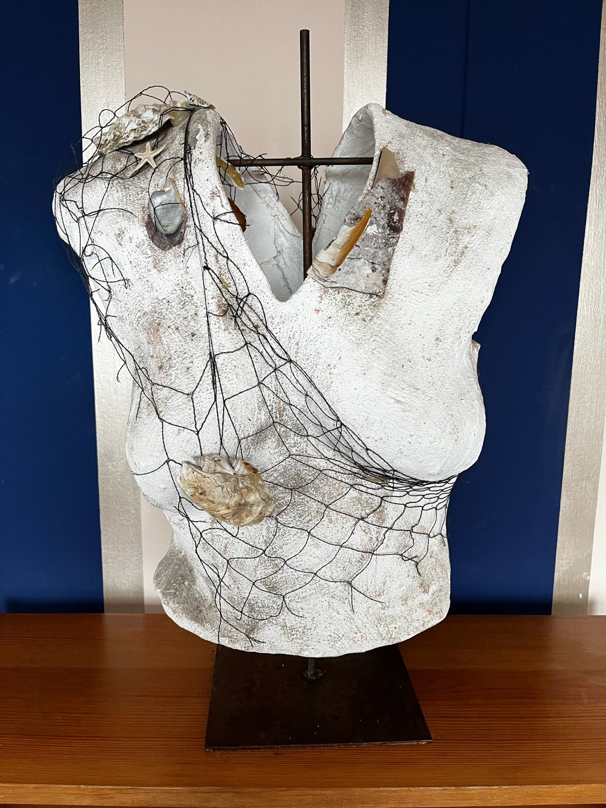 Abstracte buste met net en schelpen, Antiek en Kunst, Ophalen, Buste, Brutalistisch, Handgemaakt