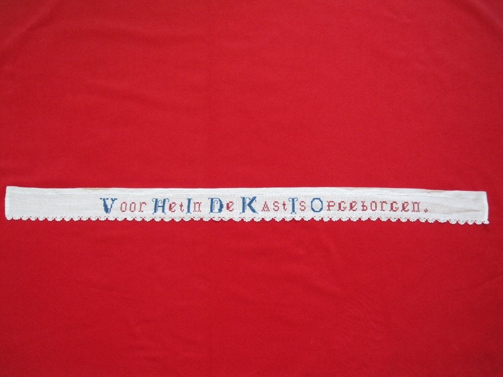 Antiek geborduurd lint: "Voor het in de kast is opgeborgen.", Ophalen of Verzenden