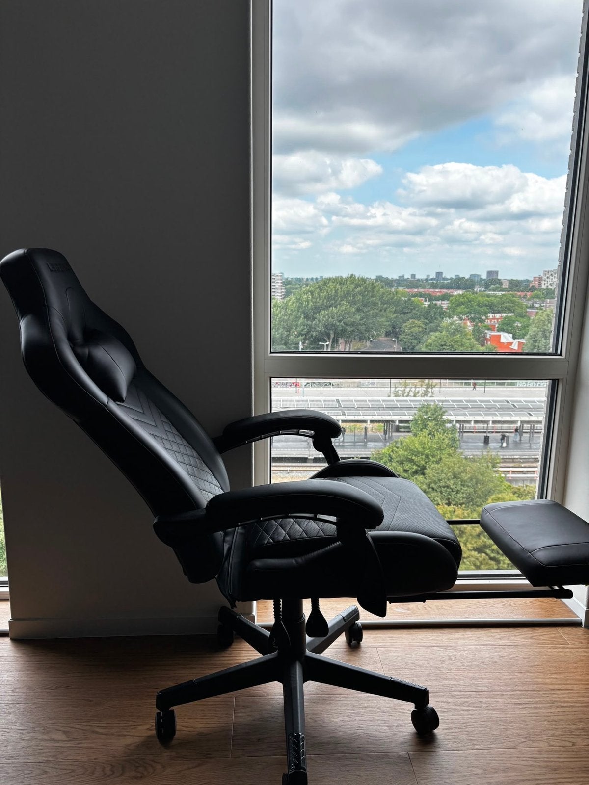 Jysk Hallum gaming stoel met voetsteun (defect), Gebruikt, Zwart, Ophalen of Verzenden, Gaming bureaustoel