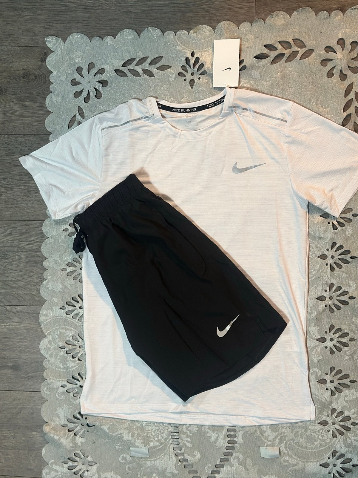 Nike Running Set: T-shirt en korte broek, Sport en Fitness, Ophalen of Verzenden, Nieuw, Overige typen